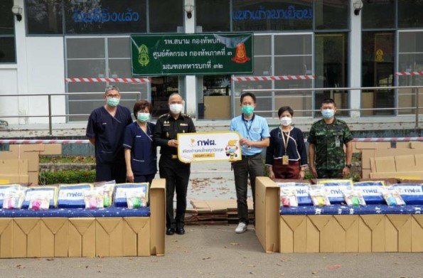 โครงการแม่เมาะเมืองน่าอยู่ กฟผ.แม่เมาะ มอบชุดเตียงกระดาษ แก่ รพ.ค่ายสุรศักดิ์มนตรี