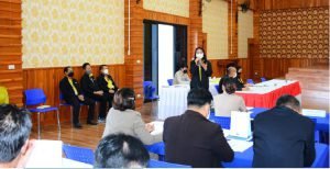 ผู้บริหารโครงการแม่เมาะเมืองน่าอยู่เข้าแนะนำตัวต่อผู้นำชุมชนและส่วนราชการในที่ประชุมกำนันผู้ใหญ่บ้านอำเภอแม่เมาะ