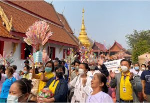 กฟผ.แม่เมาะ ร่วมประเพณี 6 เป็งและฉลองหอฉันวัดกอรวก สร้างความสัมพันธ์อันดีกับชุมชน