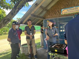 เทศบาลแม่เมาะ เยี่ยมชม “โรงเรือนจัดการขยะอินทรีย์ด้วยหนอนแมลงทหารเสือ” ศึกษาแนวทางสร้างรายได้ครัวเรือน