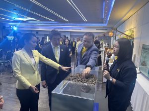 หก-มน. ร่วมเวทีเสวนาในหัวข้อ “ฝ่าวิกฤติ PM2.5 ด้วยพลังงานทดแทน” นำเสนอโมเดล Biomass ชุมชน ที่นำเศษวัสดุเหลือใช้ทางการเกษตรมาอัดเป็น Pellet ทดลองเผาร่วมกับถ่านหินโรงไฟฟ้าแม่เมาะ ช่วยลดปัญหาฝุ่น