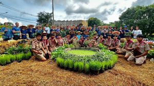 กฟผ.แม่เมาะ จัดกิจกรรมปลูกข้าวนาโยน เฉลิมพระเกียรติ “พระพันปีหลวง” สืบสานปณิธานศาสตร์พระราชา สร้างแหล่งศึกษาเรียนรู้ชีววิถีที่ยั่งยืน